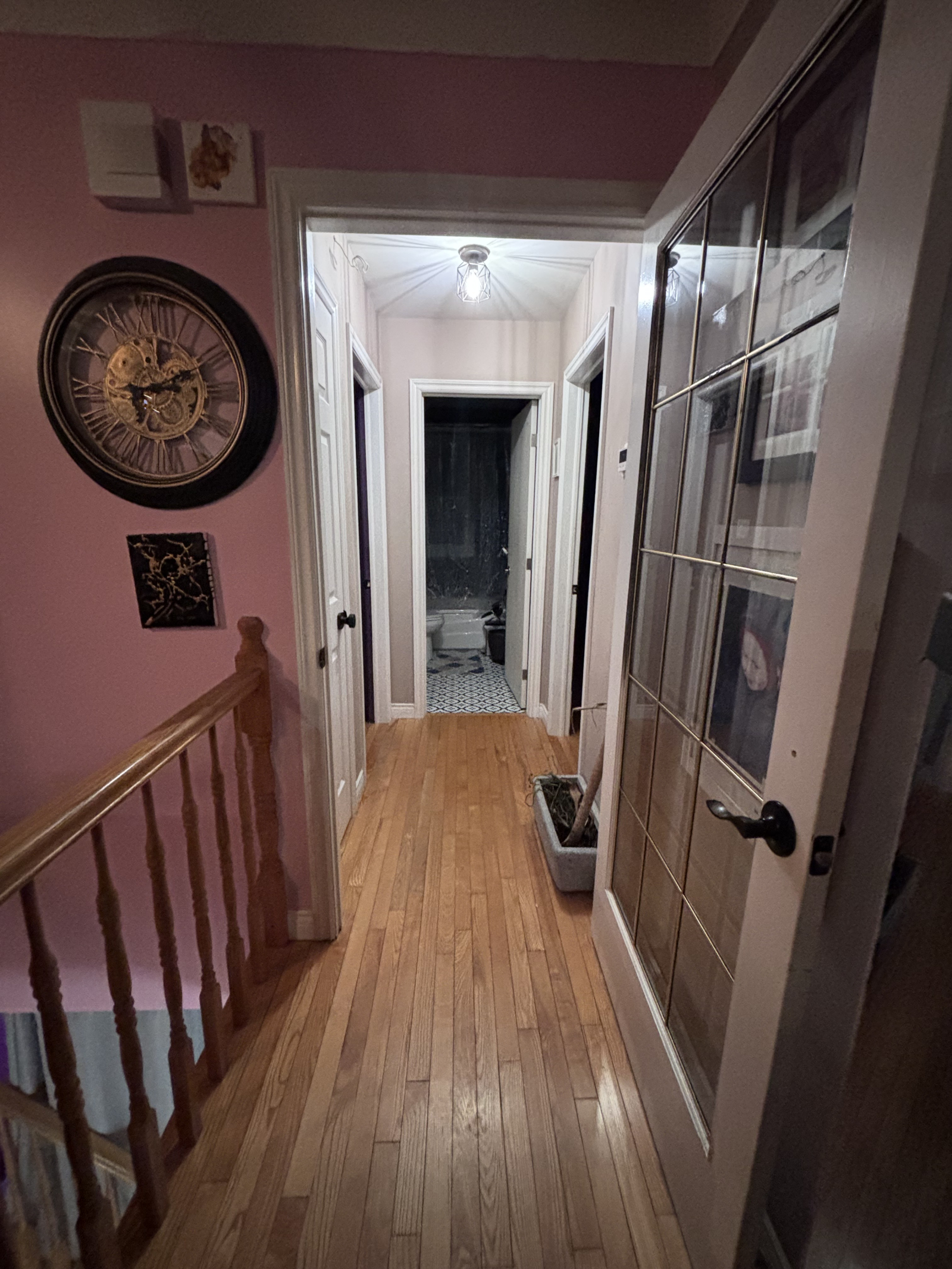 Salle de bain au rez-de-chaussée avec la chambre funky, lit queen-size à gauche et chambre principal ...