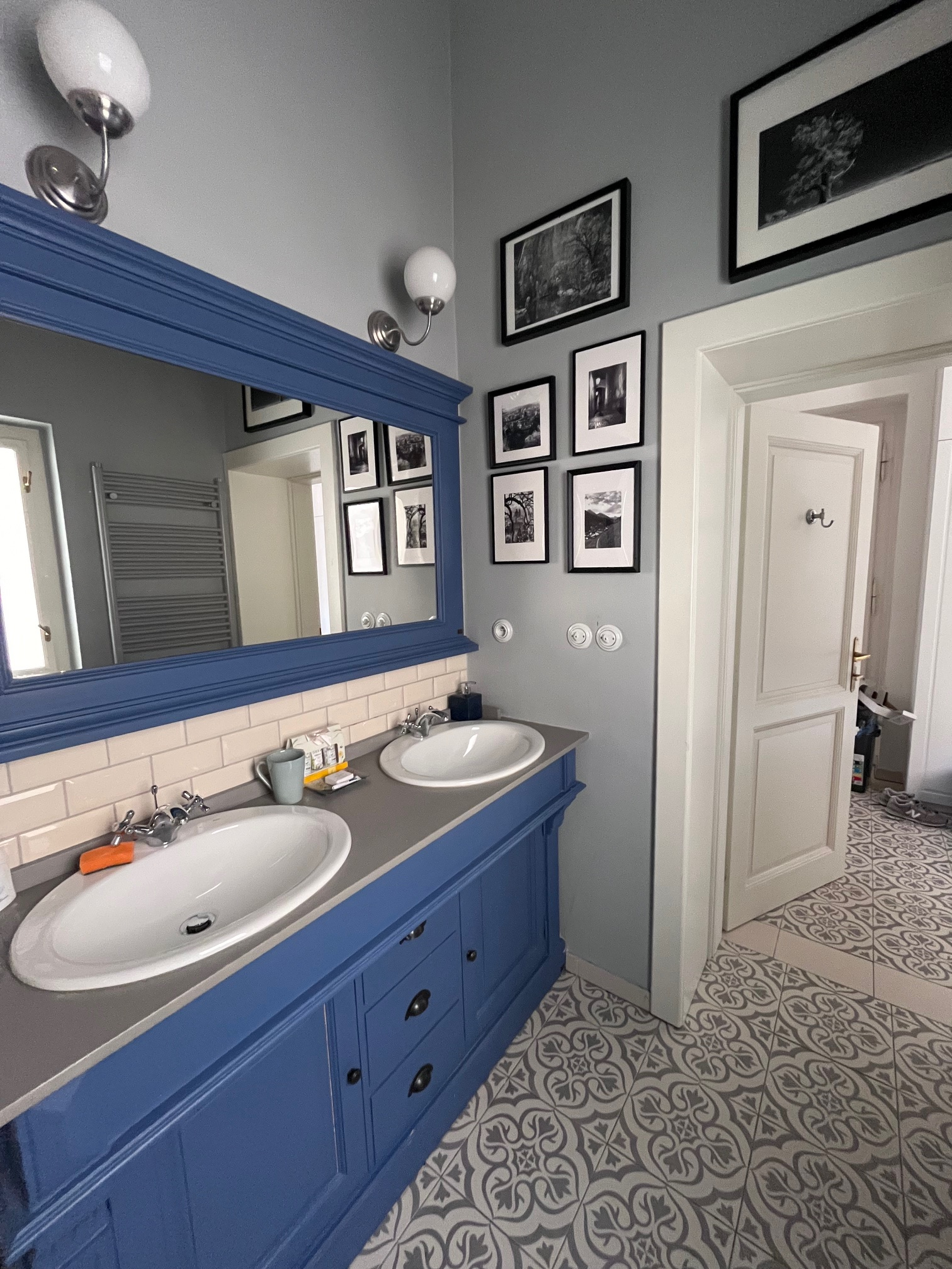 Cozy, quiet apartment in Prague's Nove Mesto district. As central as you can get, but in an area less touristy than Old Town. Surrounded by a lively neighborhood with plentiful restaurants, cafes, tourist attractions.