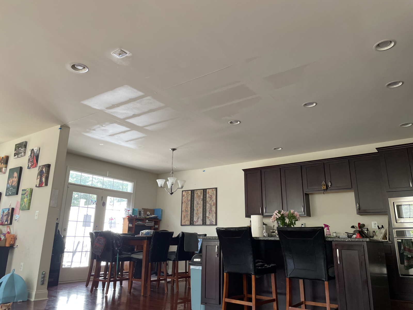 Keuken en eethoek met kookeiland en wandoven en wandmagnetron