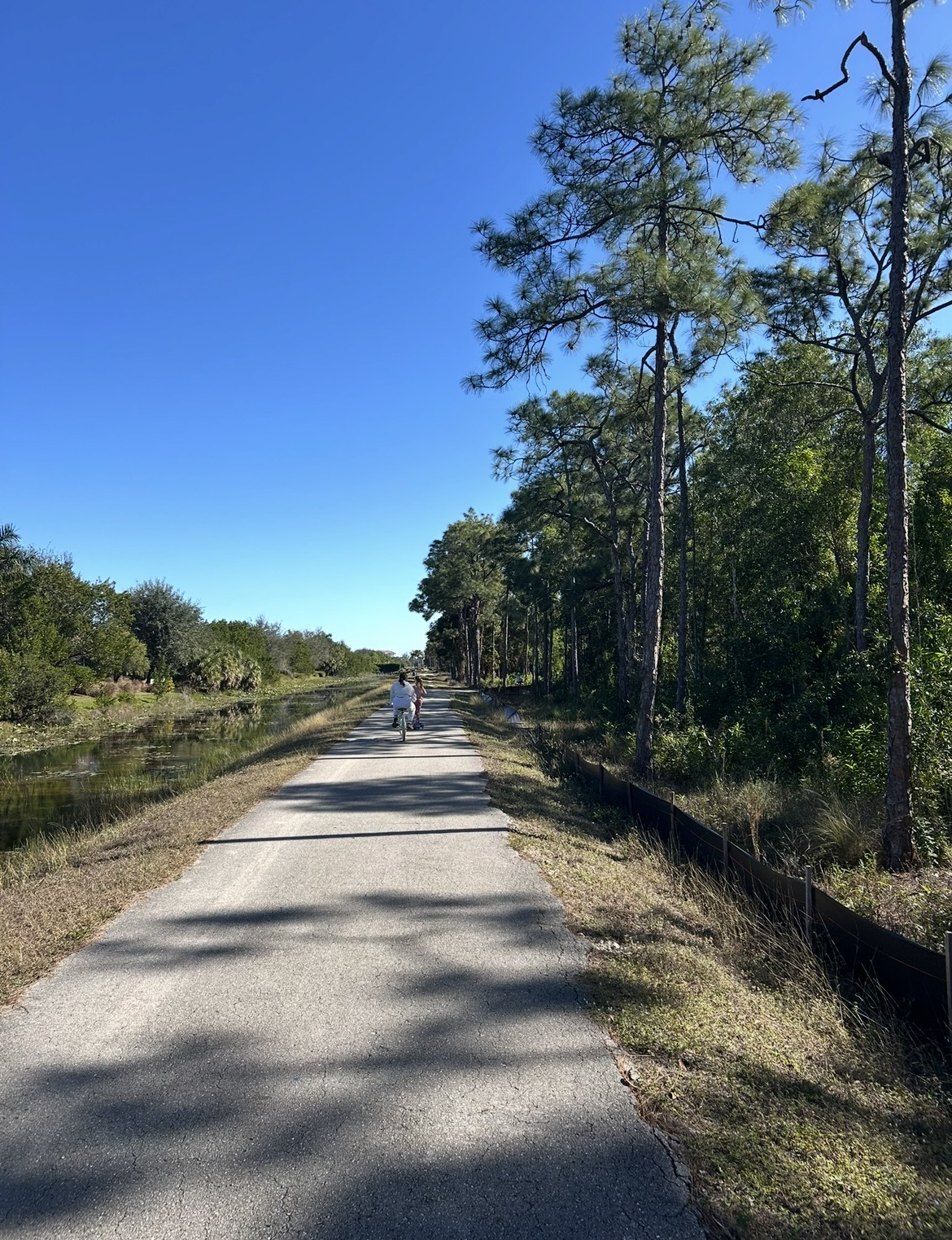 Una casa acogedora y espaciosa en el suroeste de Florida con gimnasio, piscina comunitaria y muchos senderos para caminar. Algunas de las mejores playas de Florida están a solo 40 minutos.