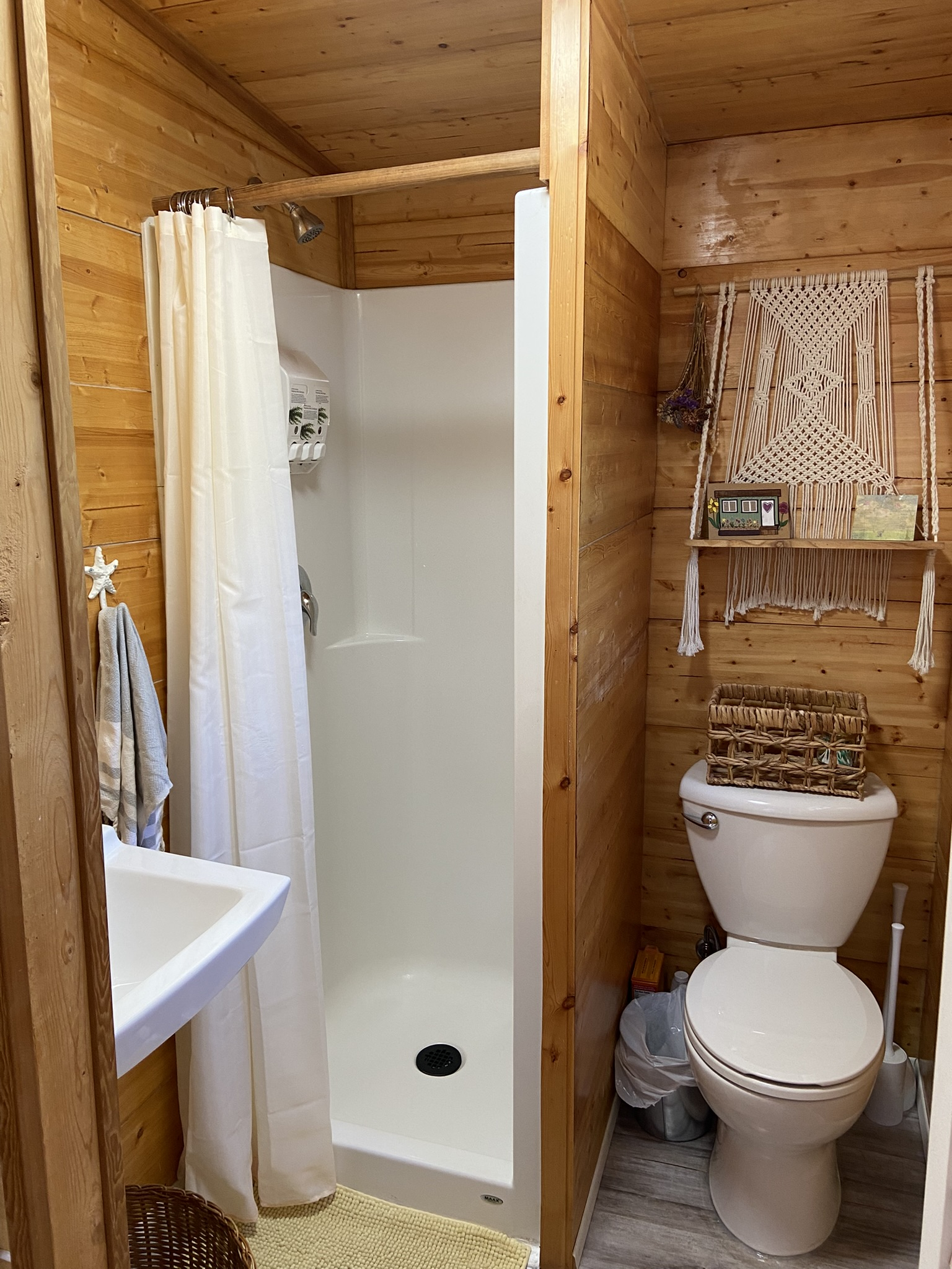 Studio cabin on Vancouver Island, close to shops and beach