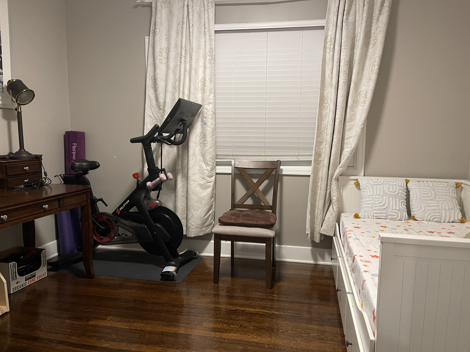 Schlafzimmer mit einem Doppelbett, das herausgeschoben werden kann und ein Queensize-Bett ist.