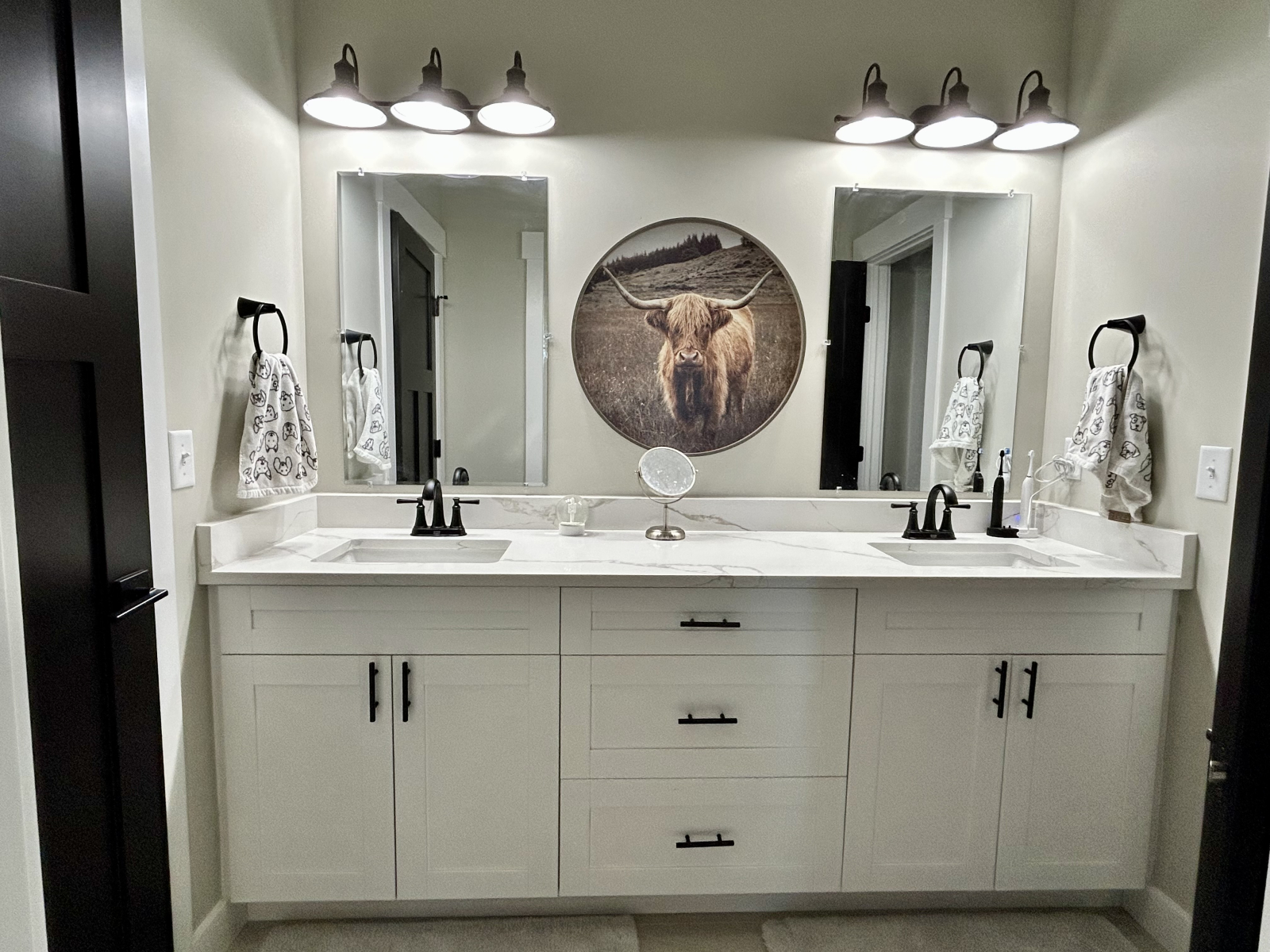 Les deux chambres des enfants partagent une grande salle de bain avec double lavabo, baignoire et douche