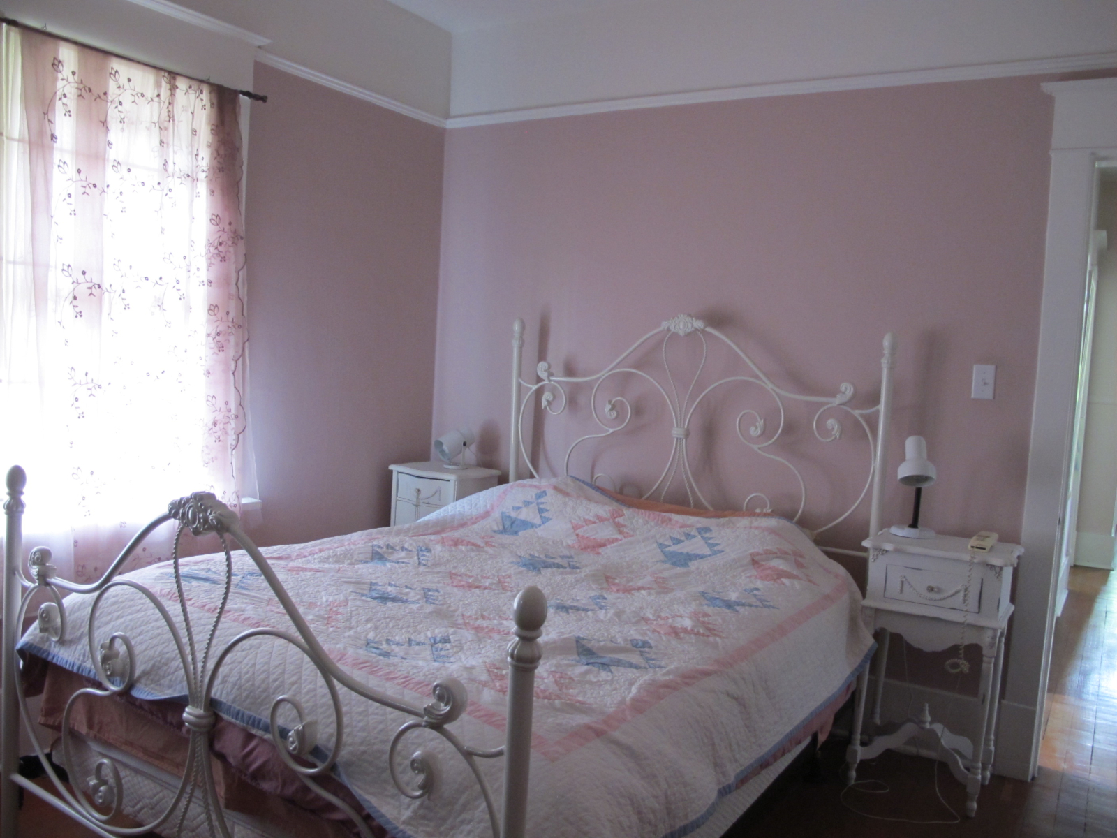 Hauptschlafzimmer mit Queensize-Bett