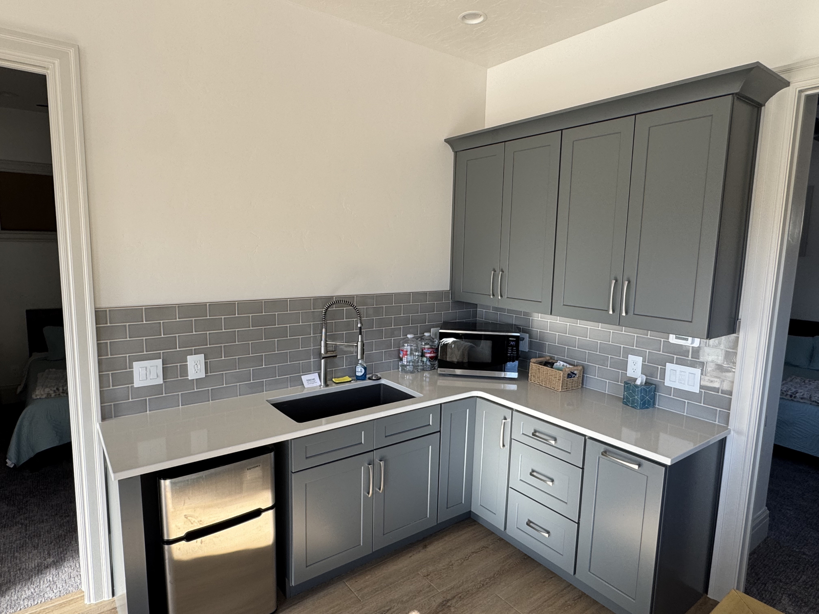 Kitchenette avec mini-frigo et (vrai) congélateur. Évier grandeur nature, micro-ondes. Poubelle, liq ...