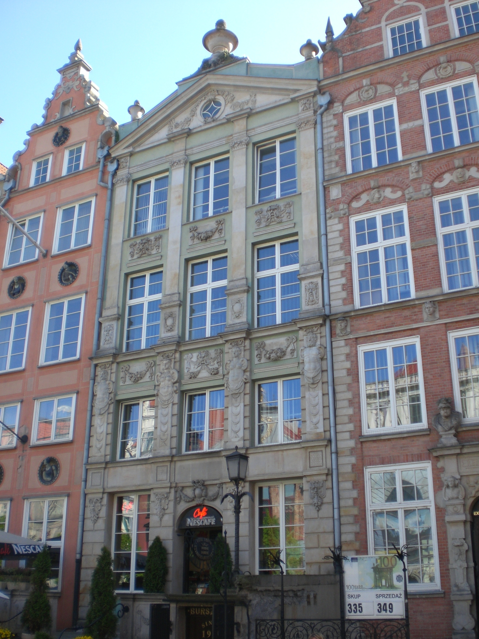 Eine gemütliche 3-Zimmer-Wohnung mit kleinem Garten, gelegen in einem charmanten Gebäude aus dem 19. Jahrhundert im Herzen des schönen Oliwa-Viertels