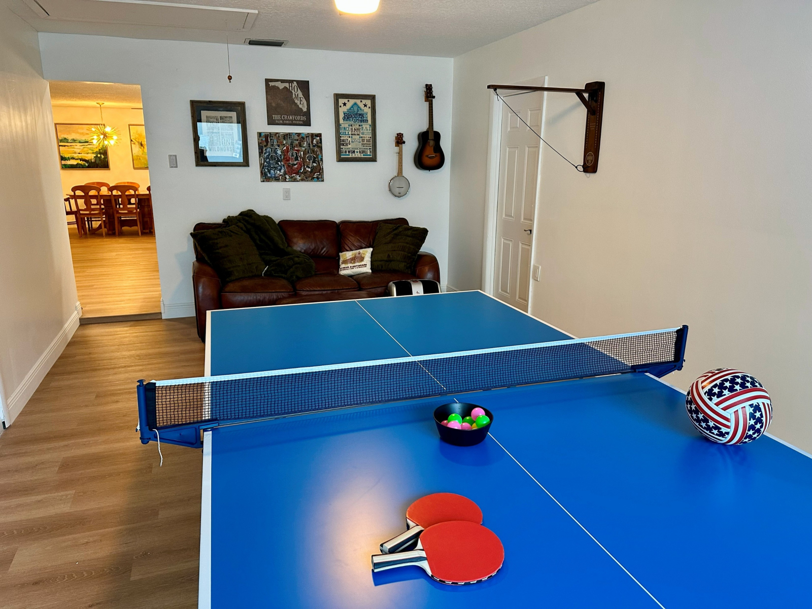 C’est là que nos enfants passent la plupart de leur temps. Le ping-pong mène toujours à des coups de ...