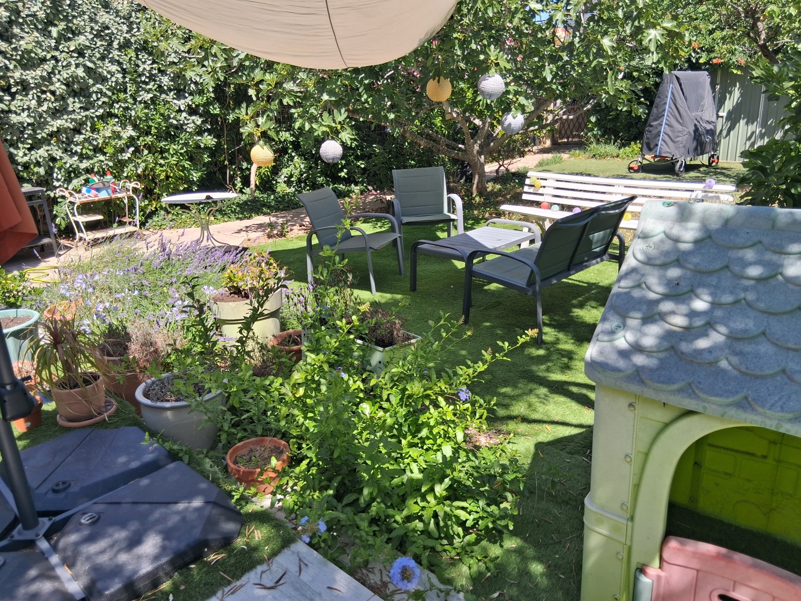 Jardín tranquilo detrás de la casa