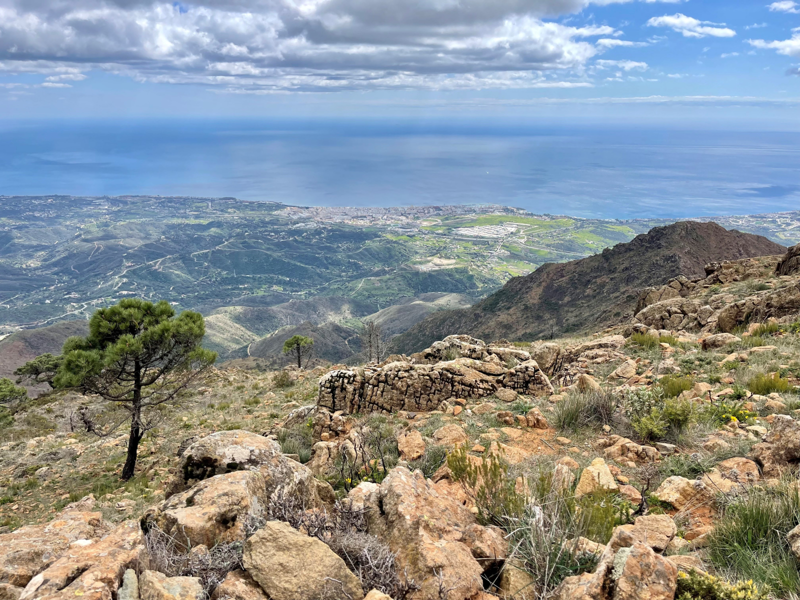 Uitzicht op Estepona vanaf Pico de los Reales in het Sierra Bermeja-gebergte, waar veel wandelpaden zijn.