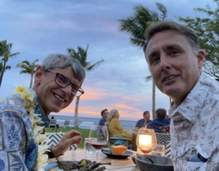 De Kohala Coast, vaak de Gold Coast genoemd vanwege de overvloedige zon, herbergt ook enkele uitstekende resorts en restaurants. Als je een speciale gelegenheid viert of gewoon een onvergetelijke avond uit wilt, raden we Brown's Beach House in de Fairmont Orchid of Manta in het Mauna Kea Beach Hotel ten zeerste aan. Na het diner bij de Mauna Kea maakt u een korte wandeling naar het uitkijkpunt, waar krachtige lichten bijna elke avond reusachtige manta's aantrekken. Het zien van deze gracieuze wezens die door het water glijden is een magische manier om de dag af te sluiten.