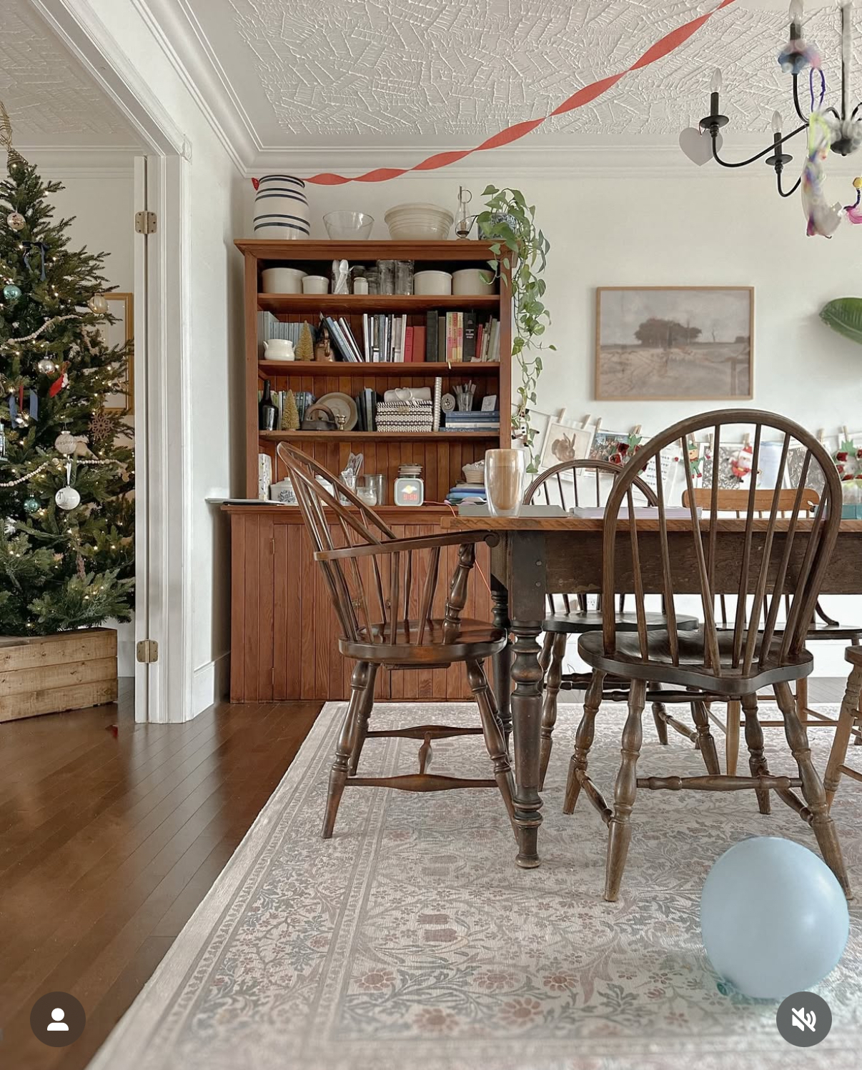 Esszimmer (Blick aus der Küche), formelles Wohnzimmer auf der linken Seite.