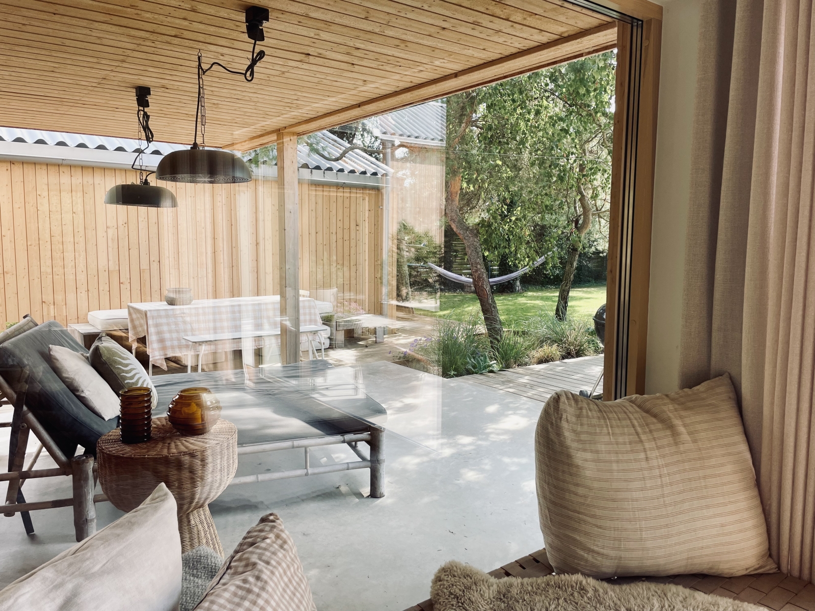 Social beach house by the most beautiful beach in Sweden. Close to nature, several white beaches, tranquility of Österlen and close to buzzing Copenhagen.