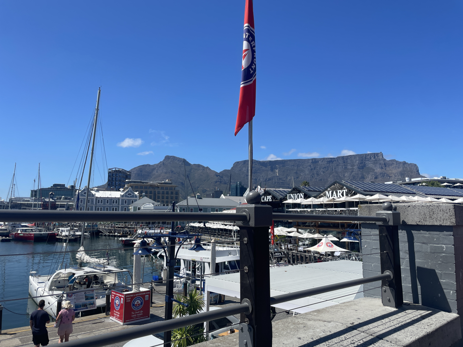 Uitzicht op de Tafelberg vanaf de waterkant van Kaapstad