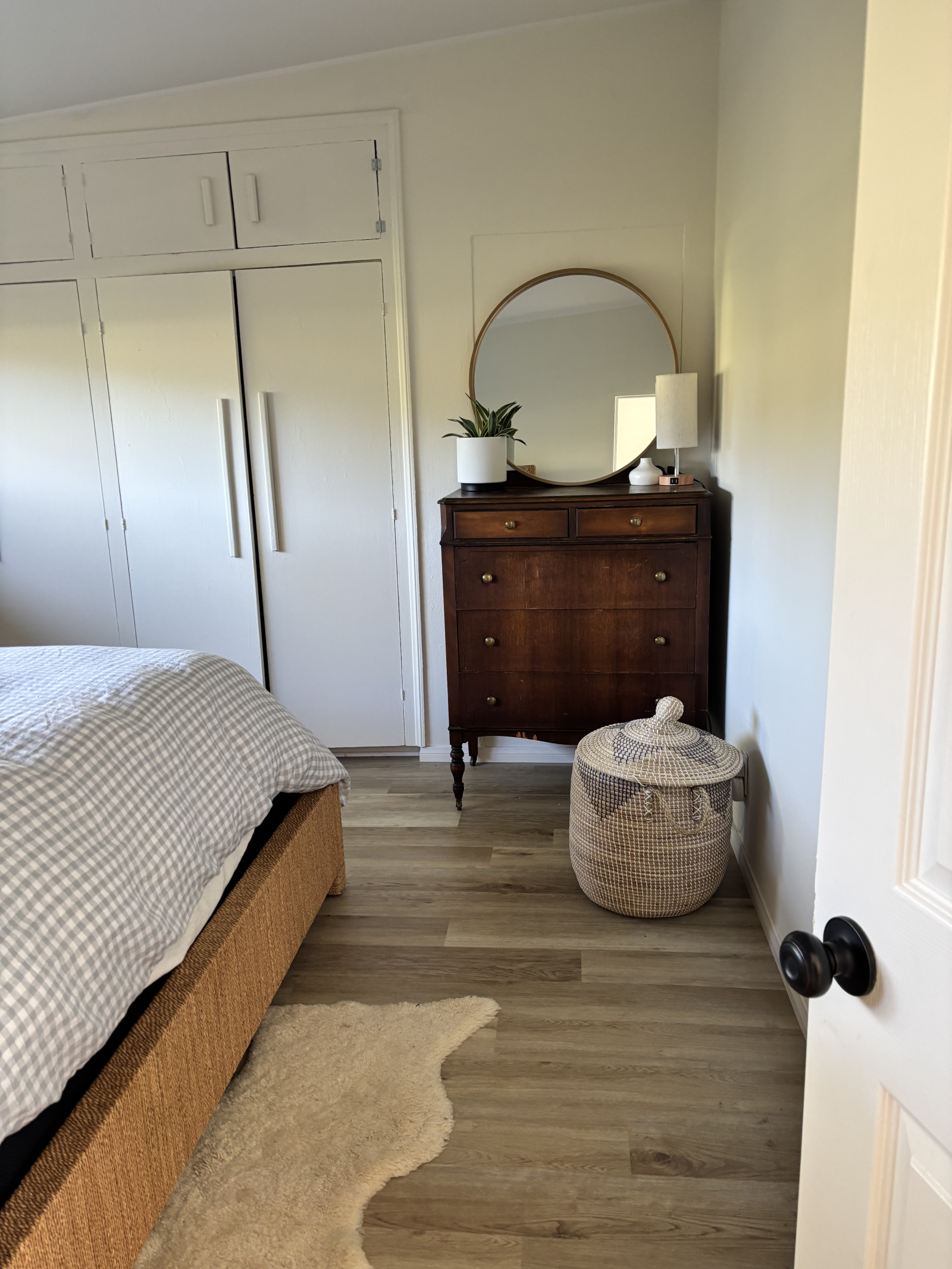 Dormitorio 1 con cama king size y ventana al patio trasero