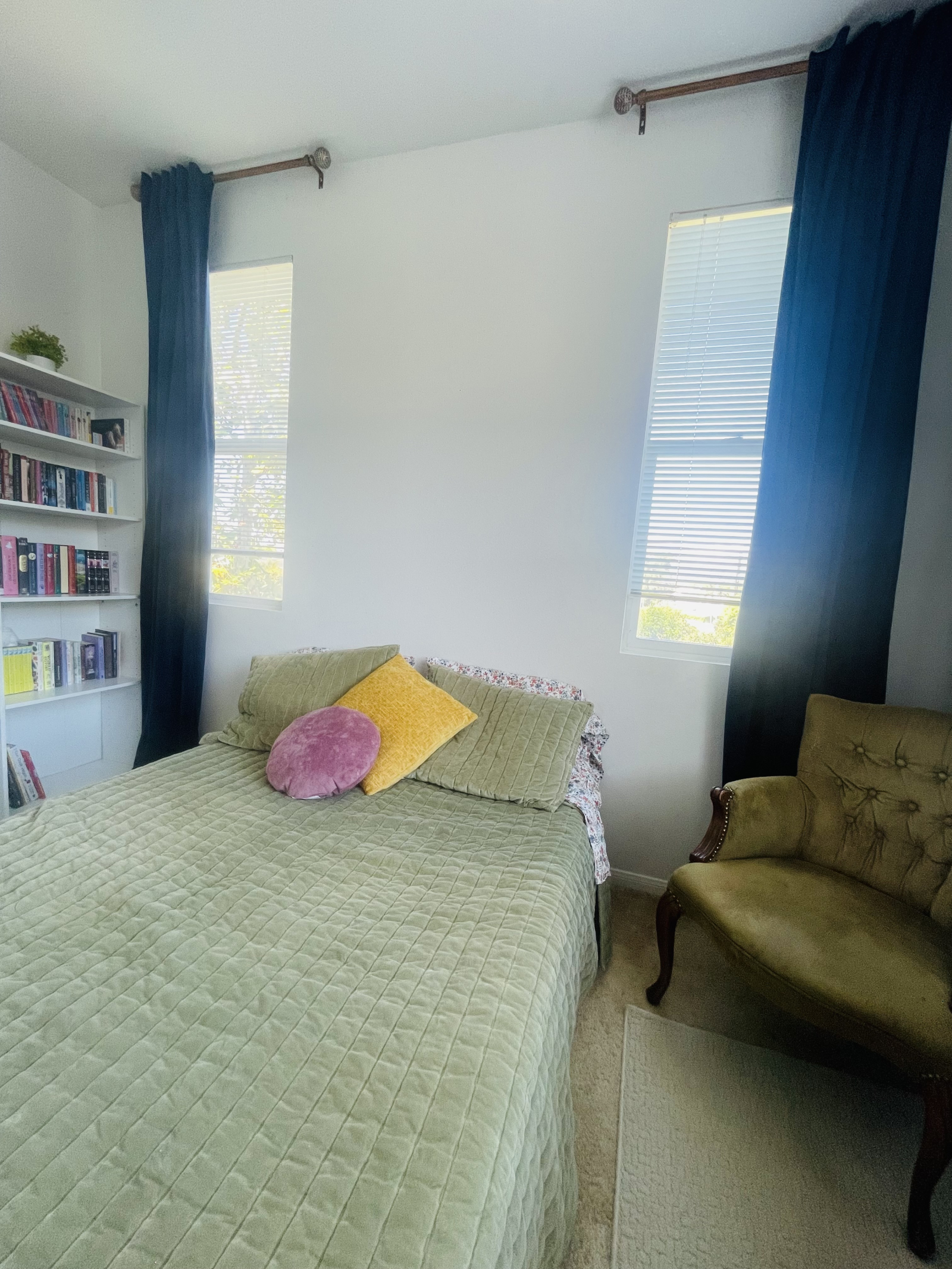 Dieses Schlafzimmer hat diese beiden Fenster und ein großes Panoramafenster auf der rechten Seite, a ...