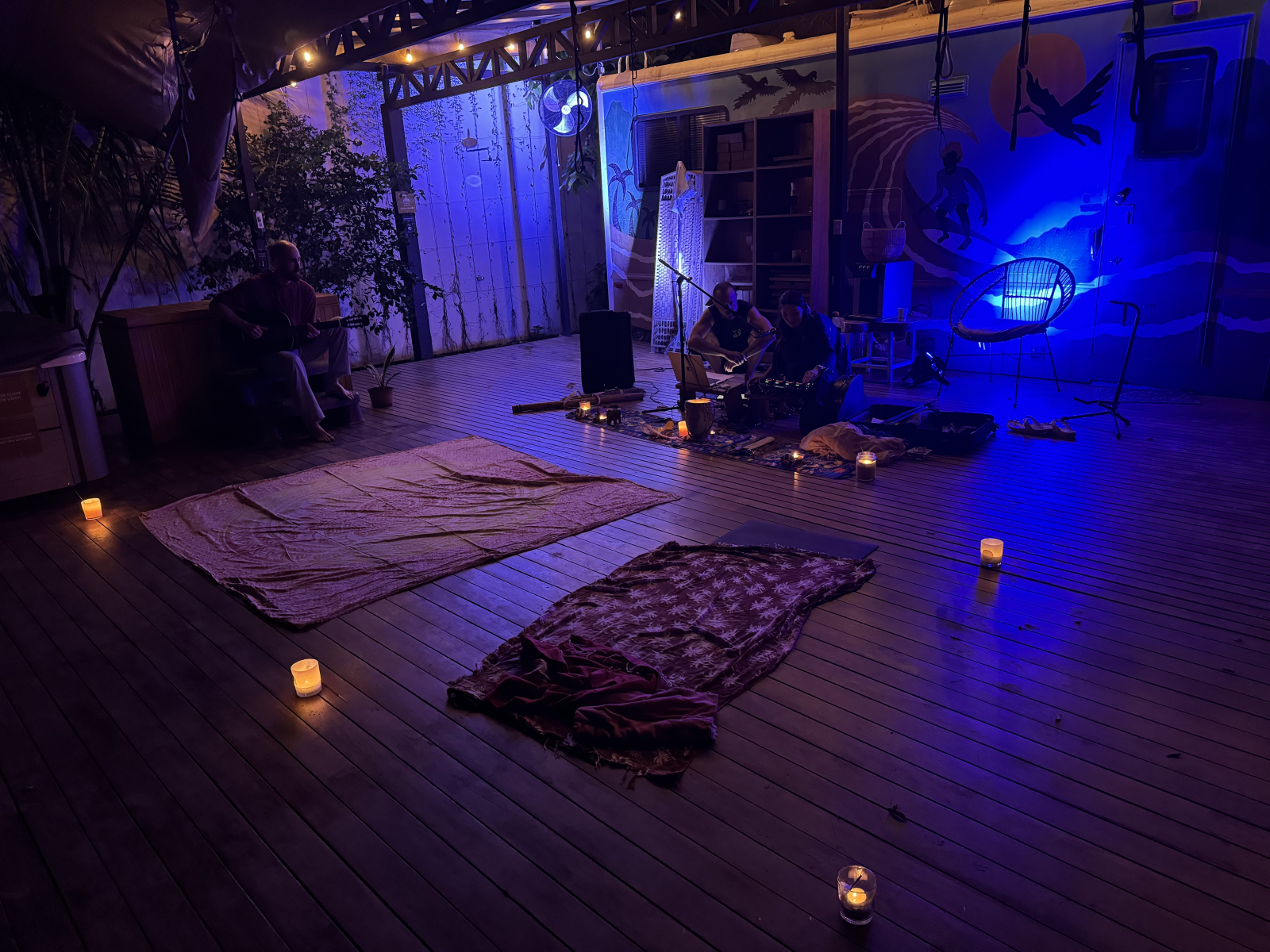 La cubierta de yoga por la noche está lista para una sanación 🎶 con sonido
al fondo nuestra Camper ...