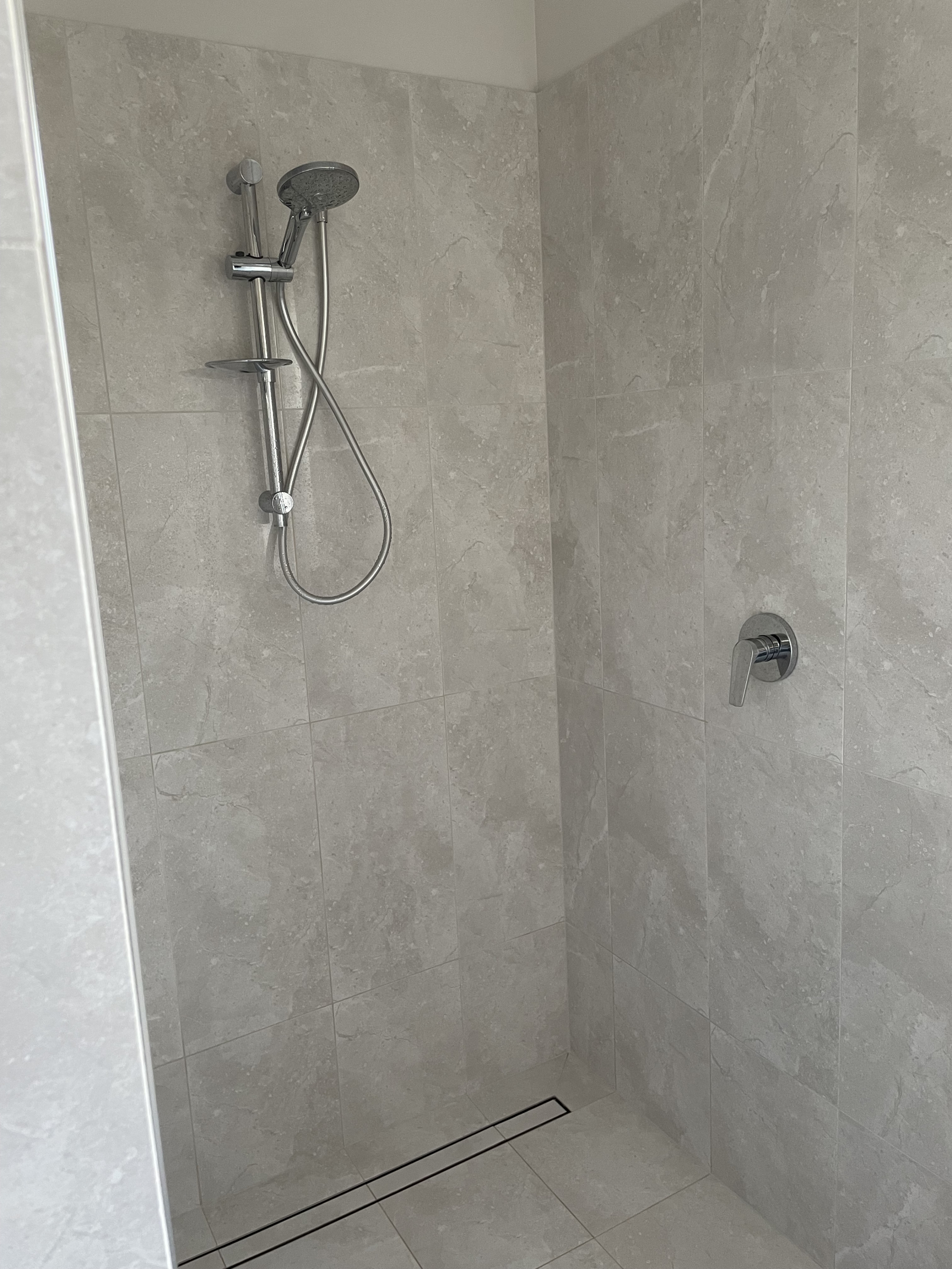 Walk-in shower (2)