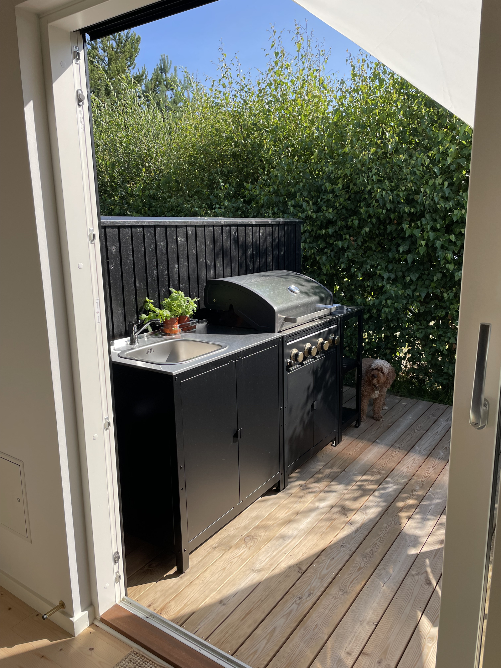 la cocina exterior en conexión con la cocina y el comedor