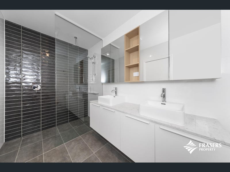 En-suite bathroom to master bedrm