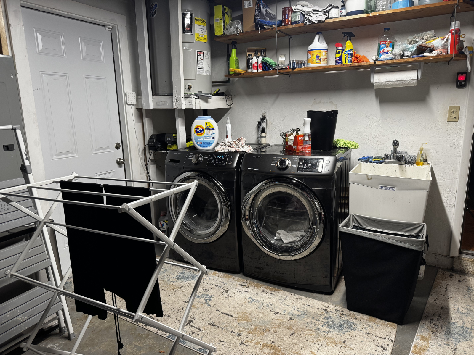 Wäscherei in der Garage. Die Tür führt zu den Mülleimern und dem Hinterhof.