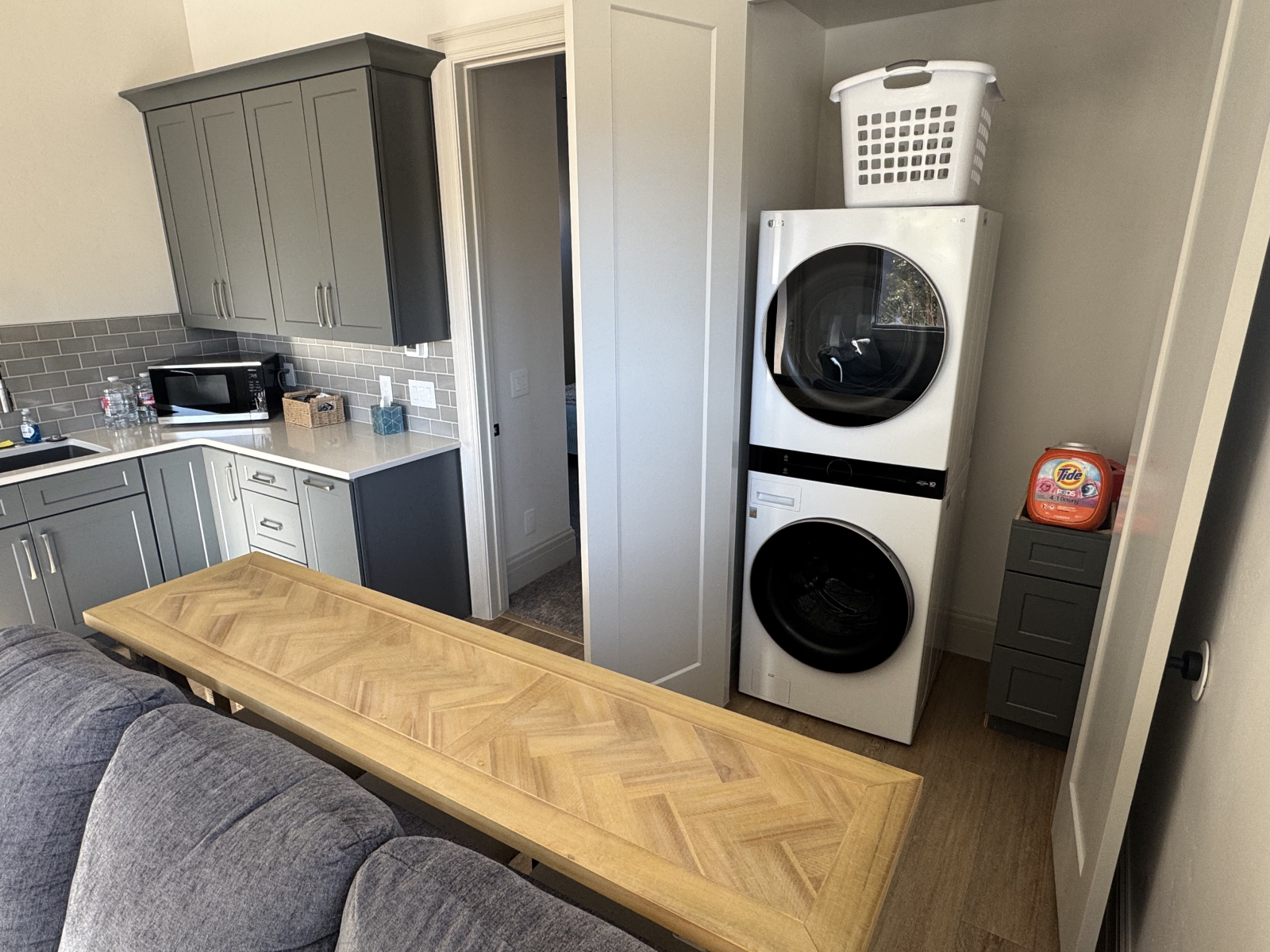 Buanderie derrière la table du canapé dans la grande pièce.