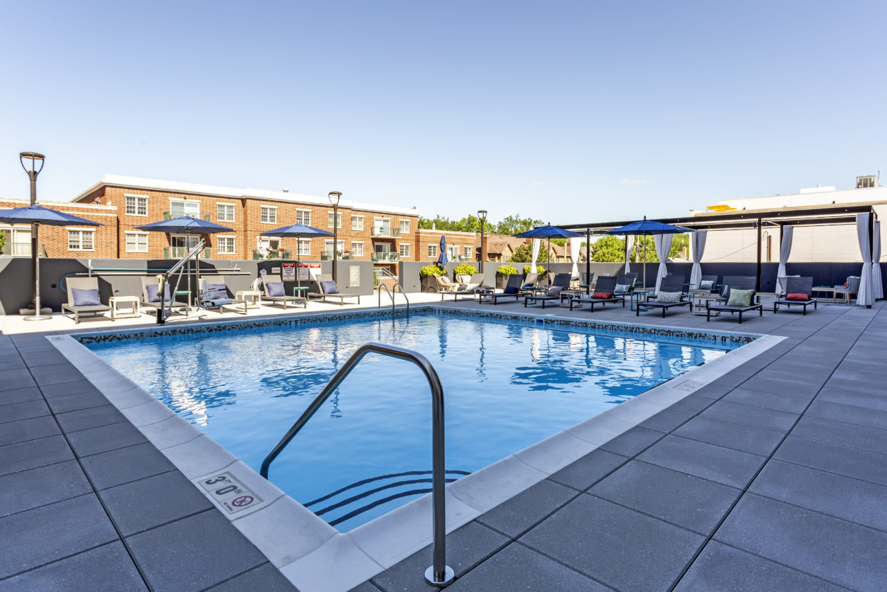 Piscina scintillante con solarium e cabine