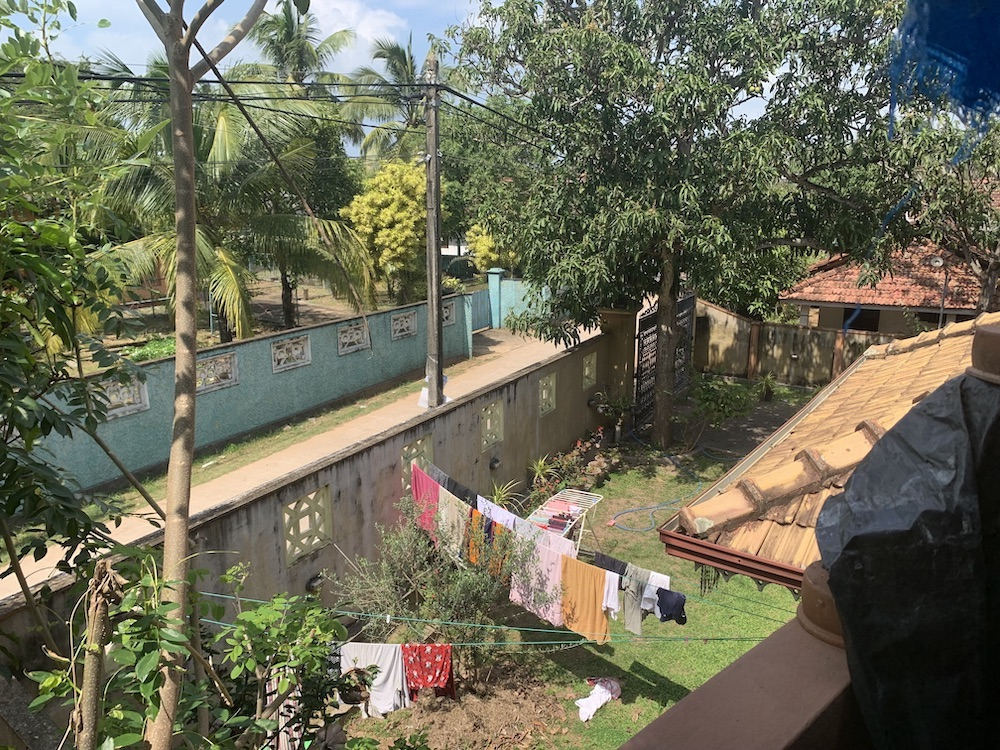 Porta direita, vizinho e rua onde moro.