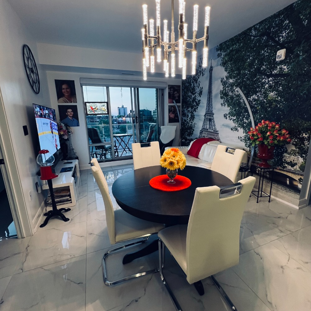 Esszimmer / Wohnzimmer und Balkonblick