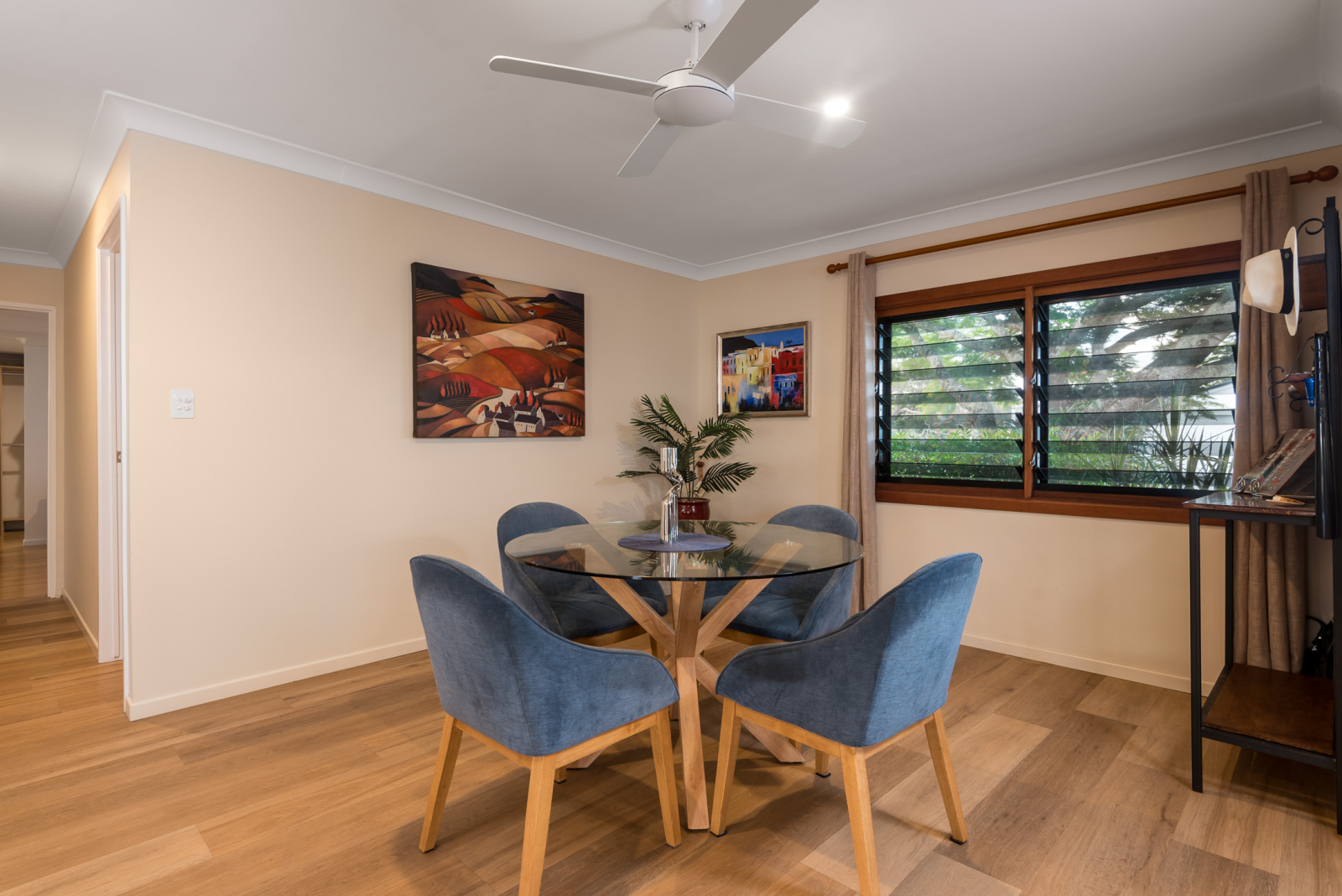 L’espace repas est chaleureux et accueillant, avec de la lumière naturelle qui circule à travers de ...