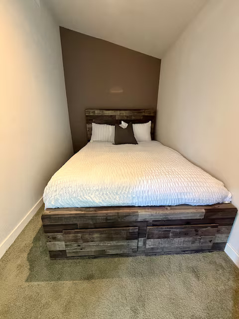 Arvada Olde town cabin feel home with hot tub and sauna.