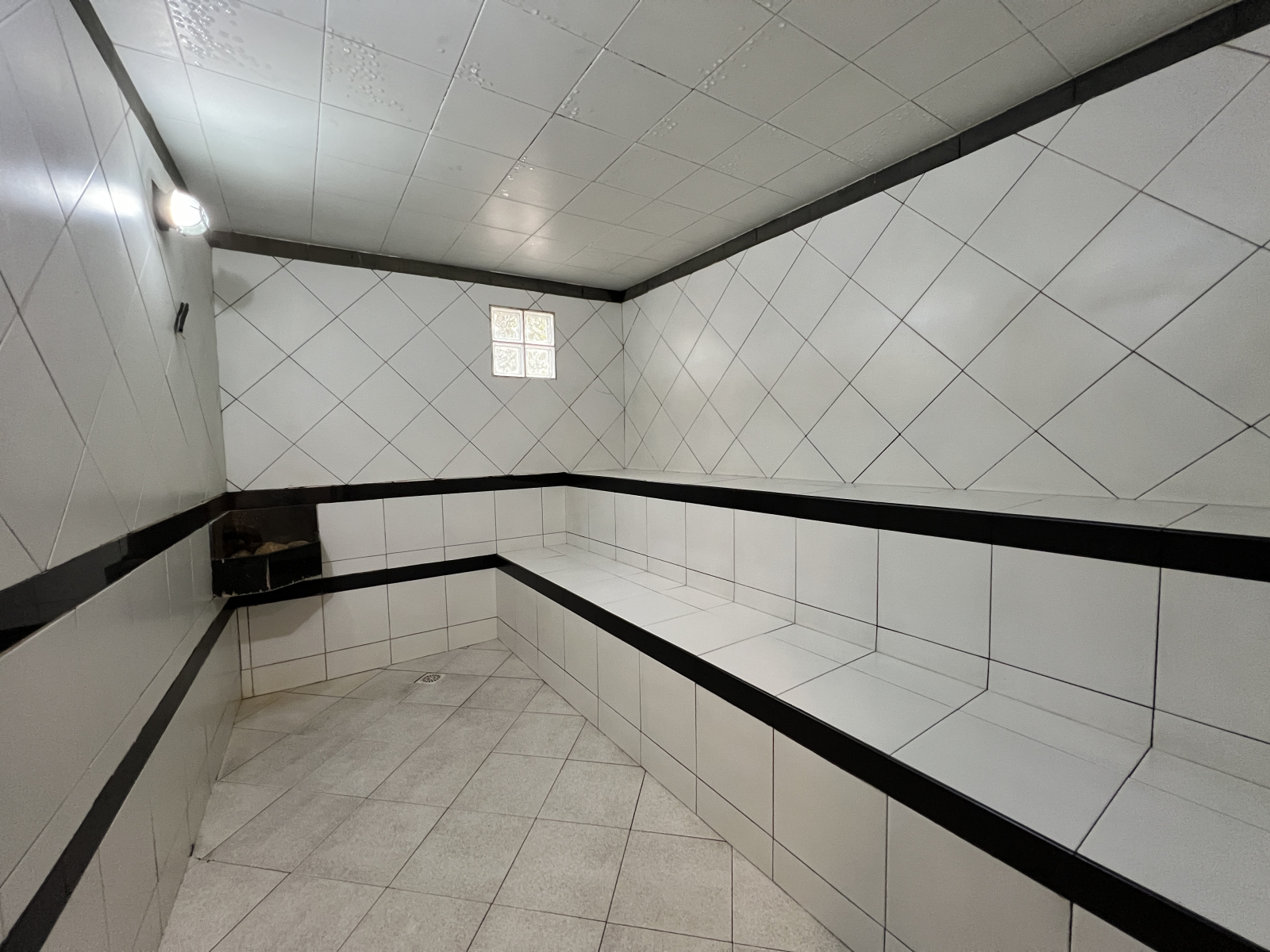 Sauna a vapor espaçosa