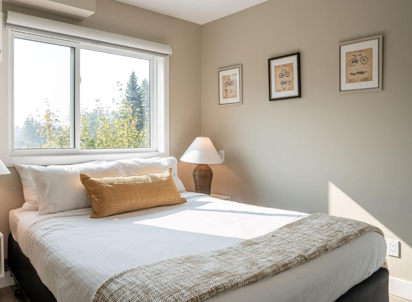 Bedroom #4 - queen bed and amazing views!!