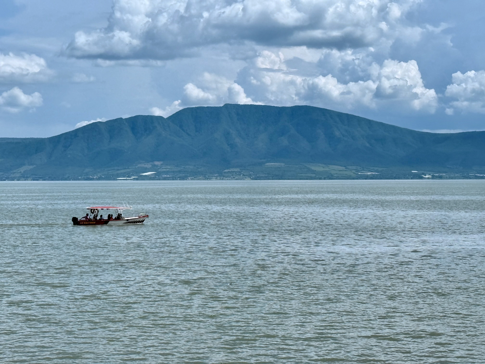 Uma vista do nosso lago - raro ver um barco a motor ou veleiro.  Apenas esses pequenos barcos (lanch ...