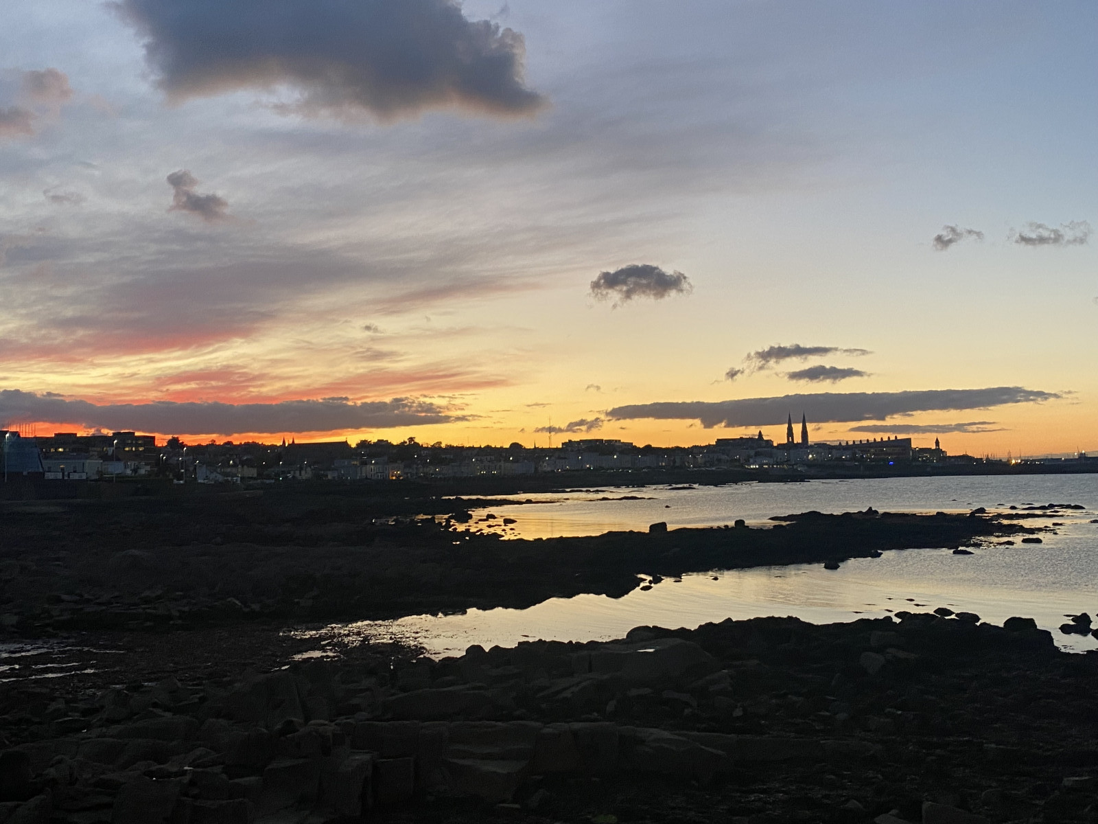 Zonsondergang vanaf onze favoriete zwemplek - Sandycove Beach, op 25 minuten lopen langs de zee vanu ...