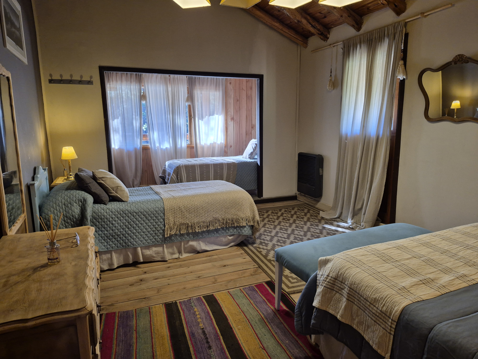 Chambre 2. Un lit double + 2 lits simples. Salle de bain privée avec salle de bain attenante