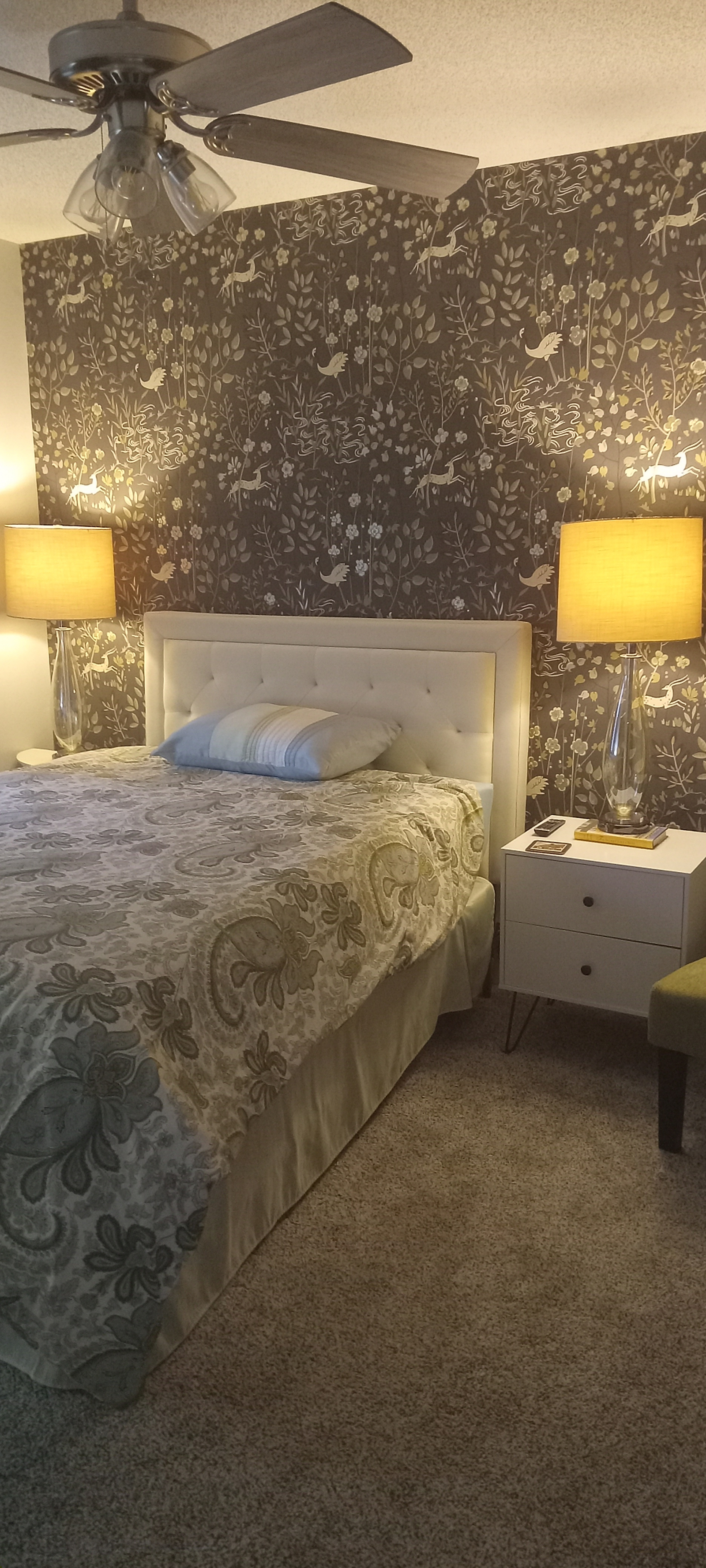 Onlangs gerenoveerde logeerkamer. Nieuwe full-size matras, beddengoed, behang, gordijnen, stoel en t ...