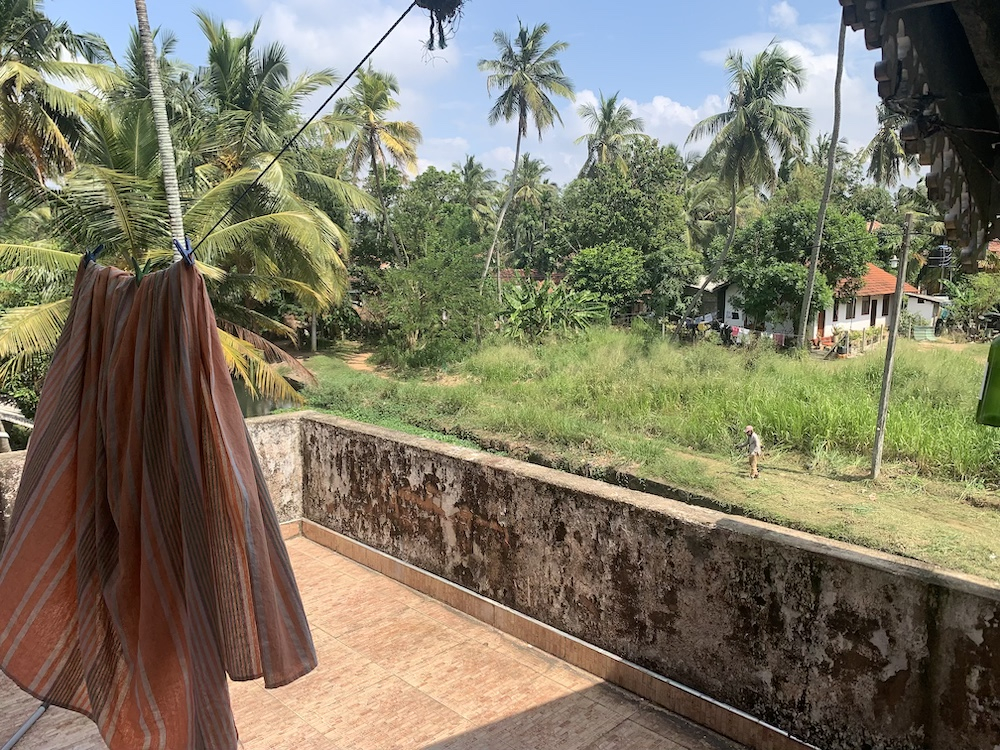 A varanda/terraço no lado leste do apartamento com vista para os vizinhos do outro lado e para o can ...