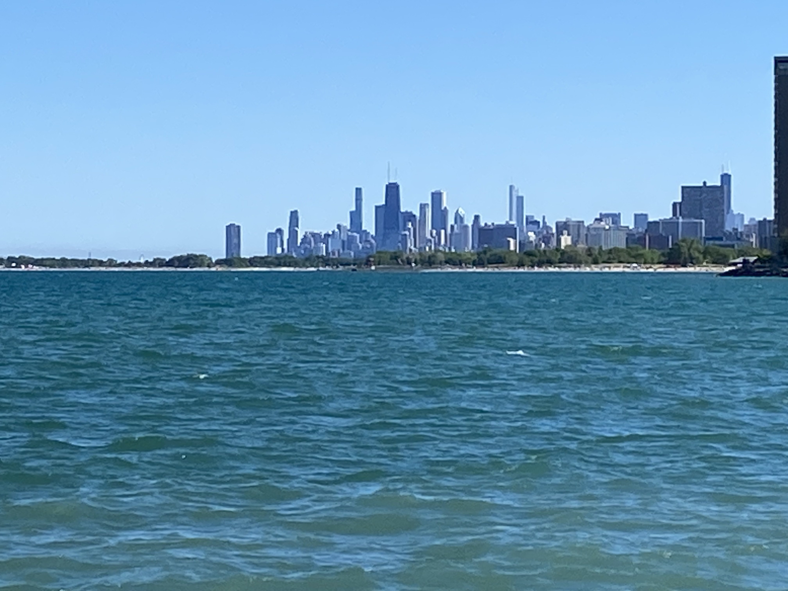 Vue sur la silhouette de la ville depuis la jetée.