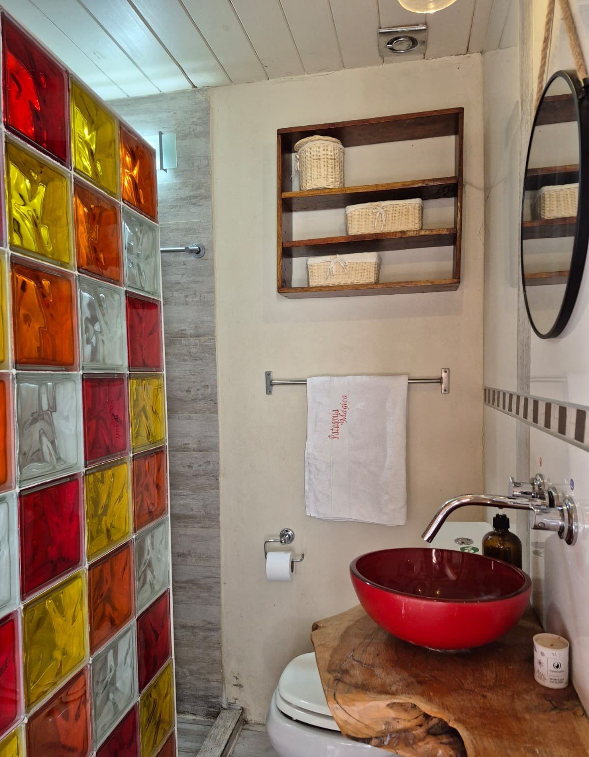 Chambre 1. Rez-de-chaussée. Salle de bain attenante