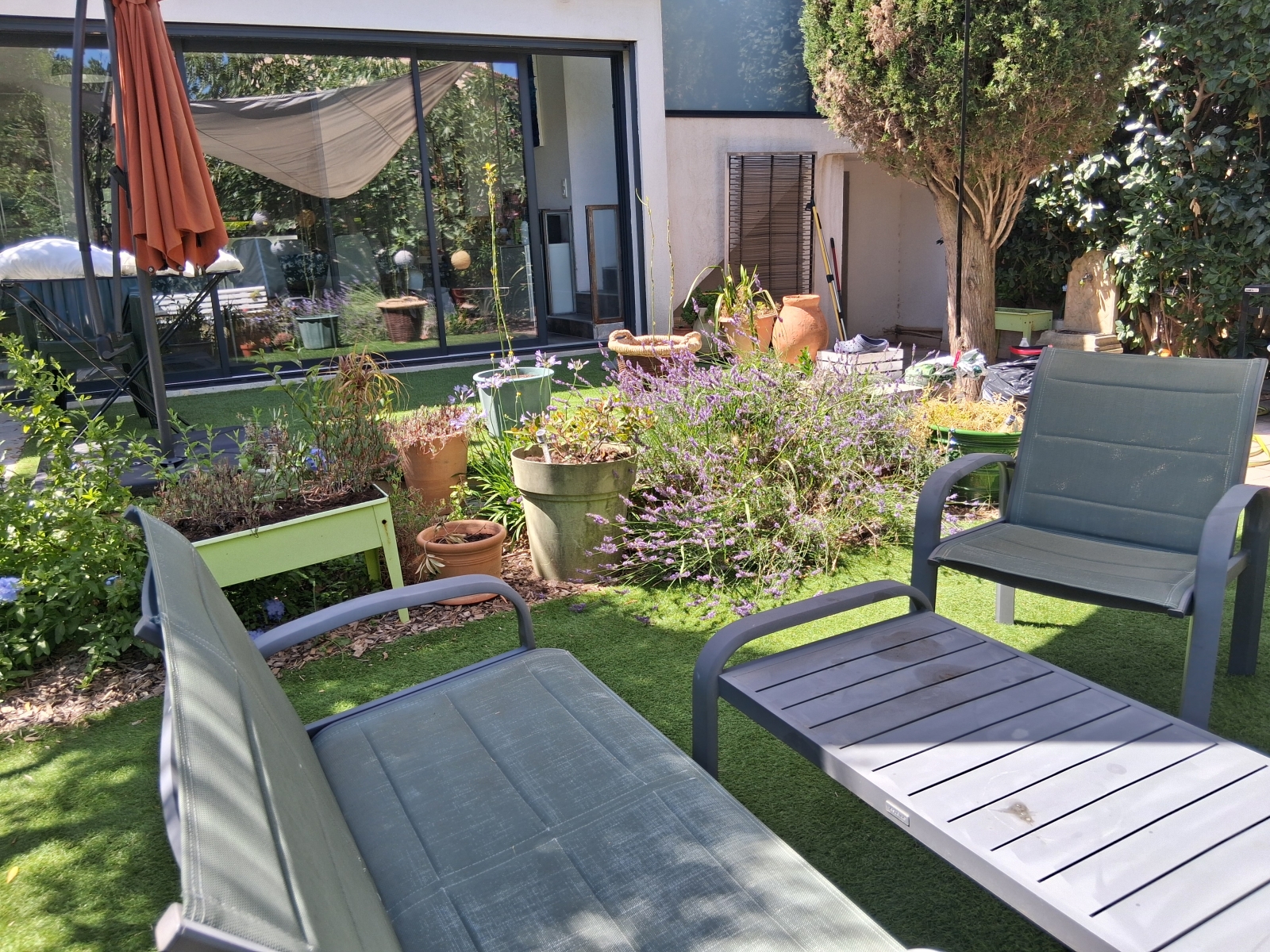 Muebles de jardín en la parte trasera de la casa