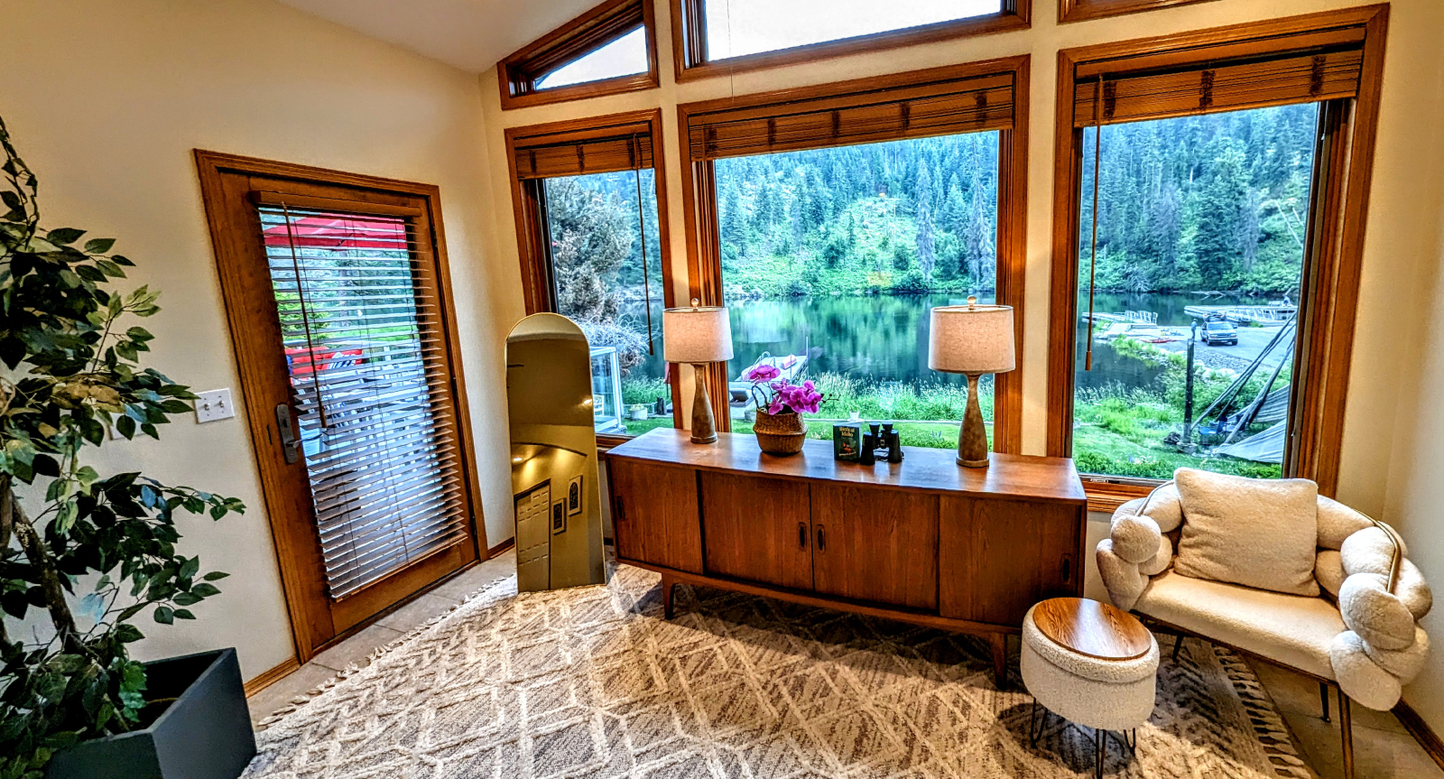 Casa lussuosa sul lungomare del Lago Coeur D Alene nel centro della città con spa, spiaggia, molo, tipi e giochi