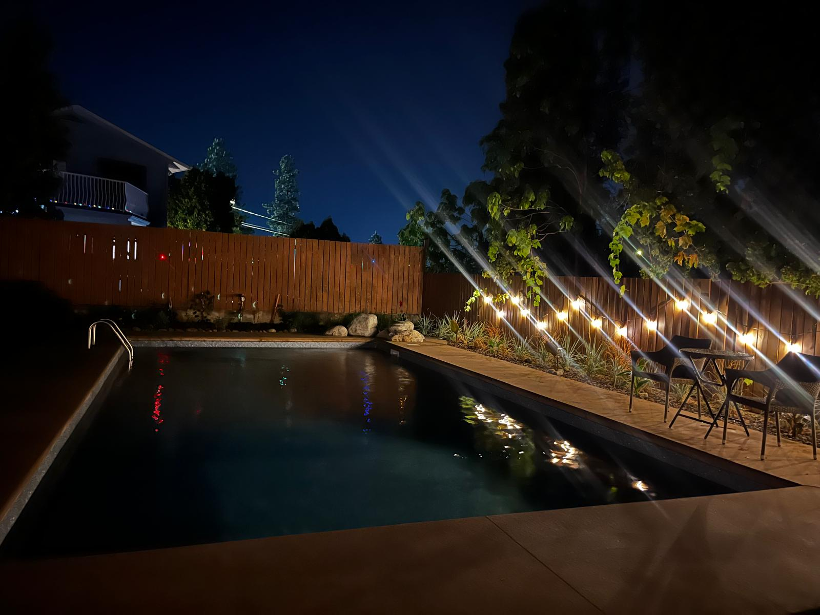 Nuestra piscina por la noche.