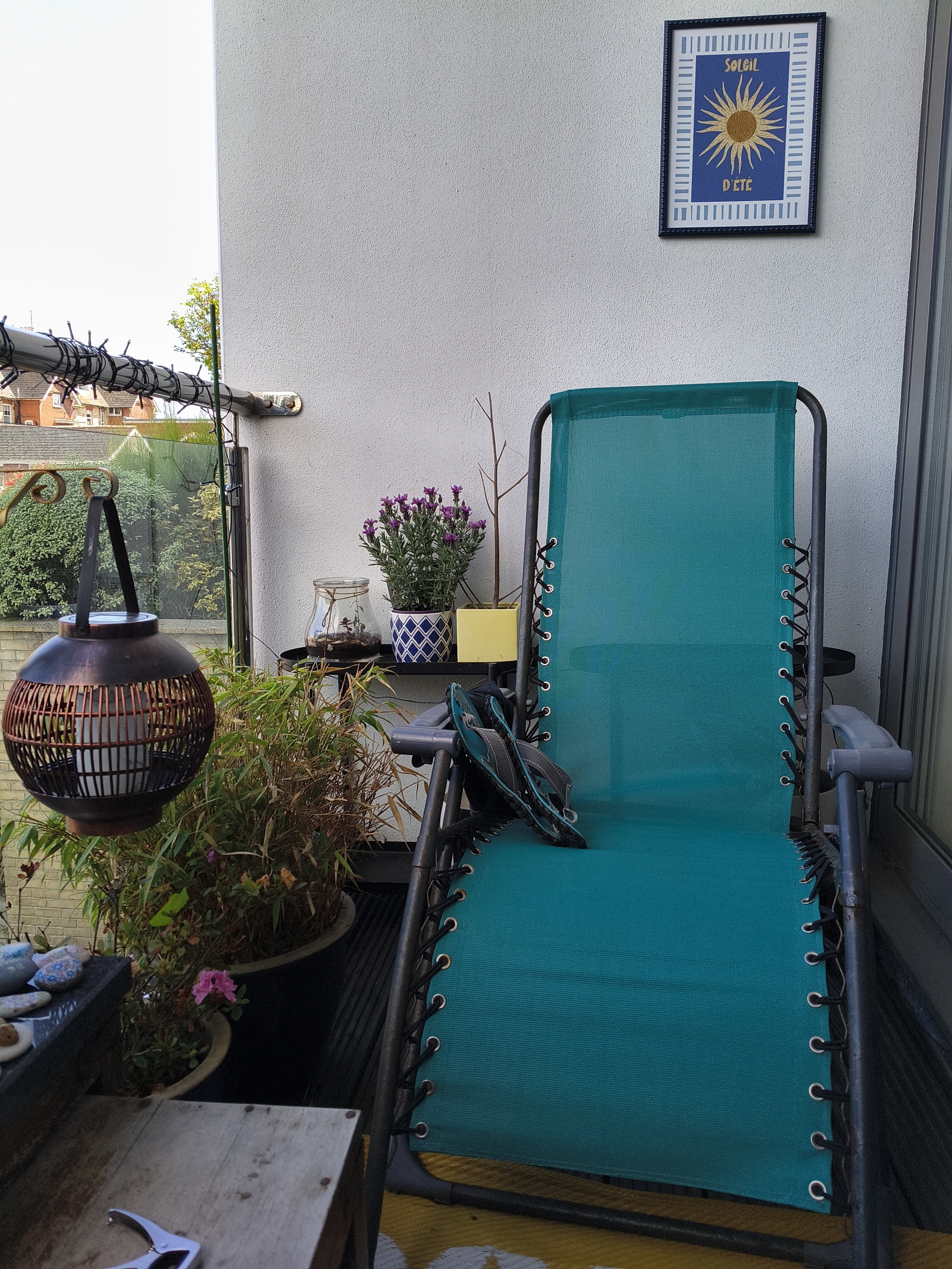 Place for 2 to sit.
