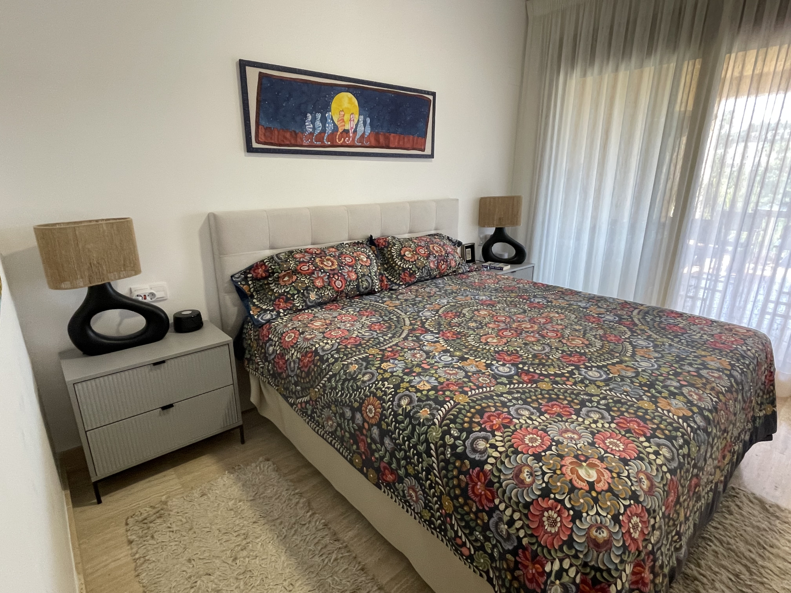 Master bedroom met kingsize (= Europese super king) bed, aan de muur gemonteerde tv, een eigen badkamer en directe toegang tot het terras