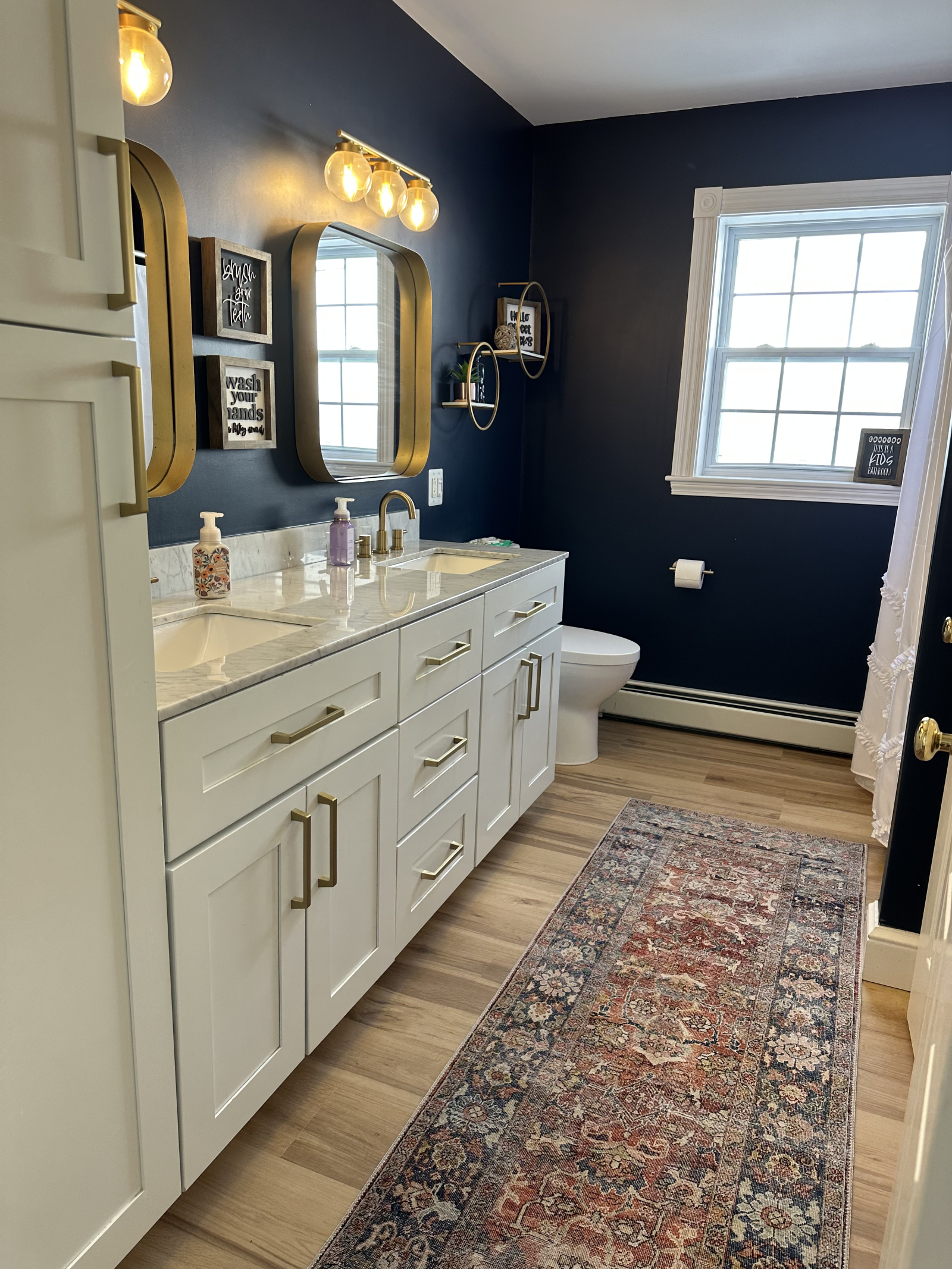 Casa de banho completa no 2º andar com banheira e lavatórios duplos, situado entre o 2º e o 3º quart ...