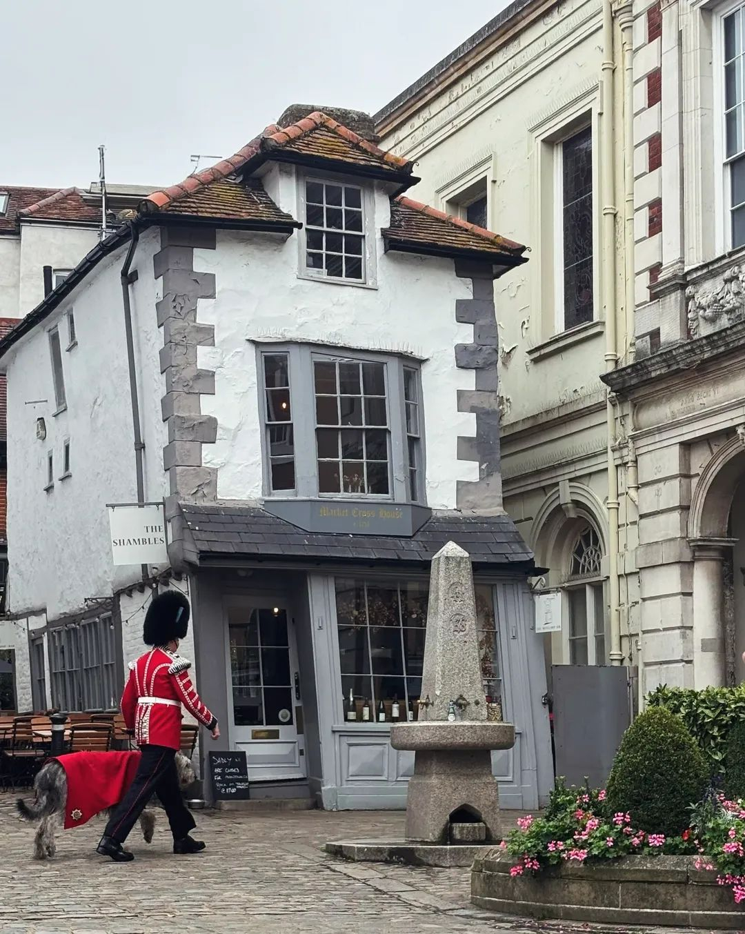 Guarda irlandês e mascote visitam o Crooked House Cafe