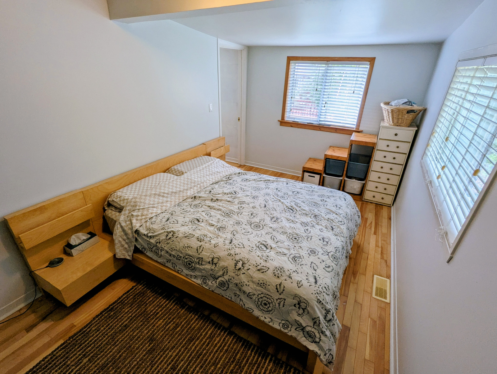 Chambre principale : lit queen