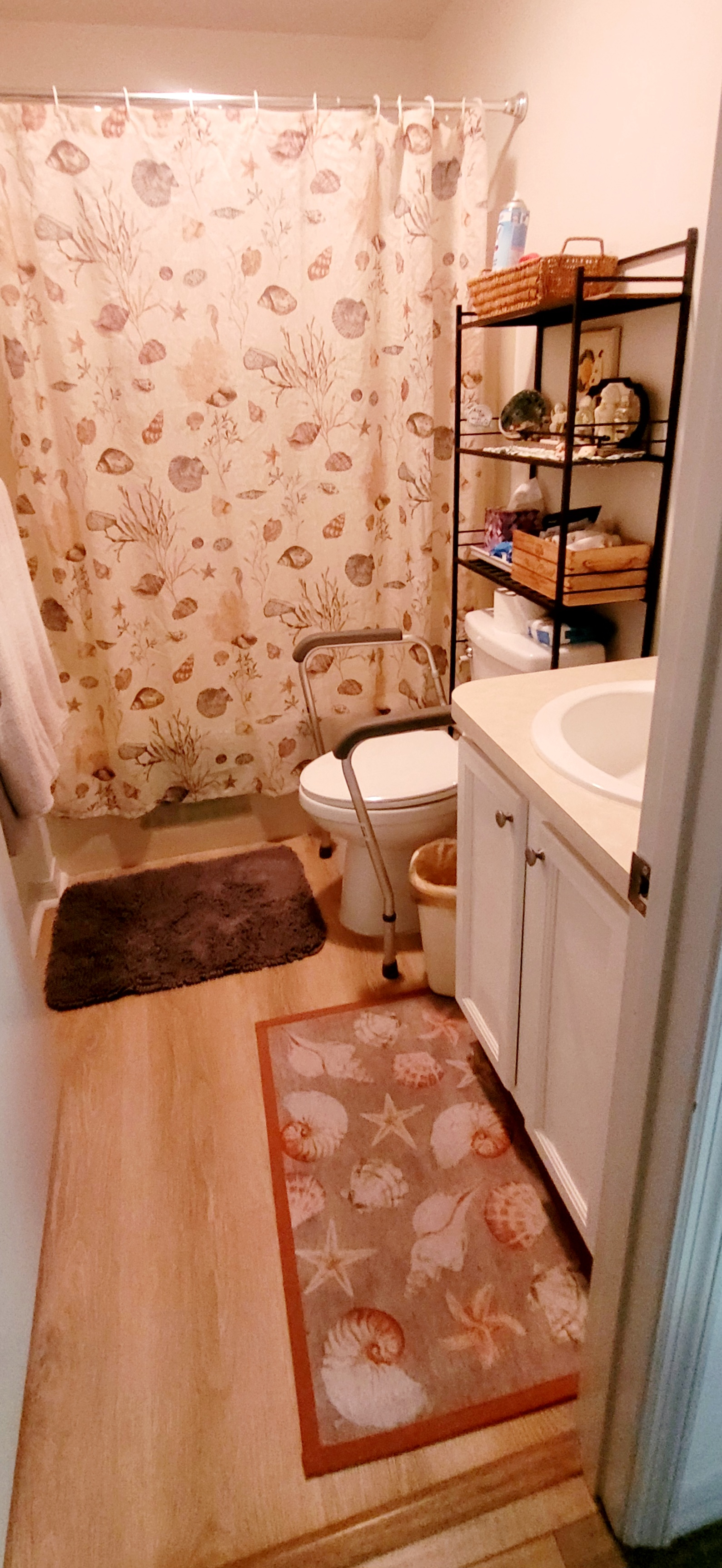 Banheiro.  Banheira, chuveiro e pia Todos os acessórios.