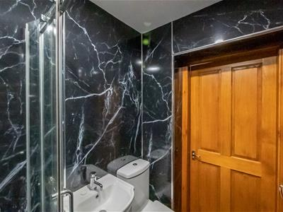 Casa de banho privativa para o quarto número 3. Este fica no nível do porão / jardim e tem um chuvei ...