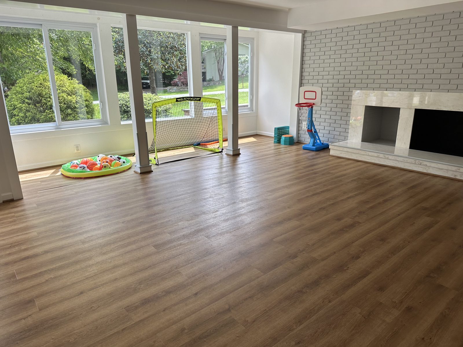 Grande chambre en bas avec une salle de jeux adjacente